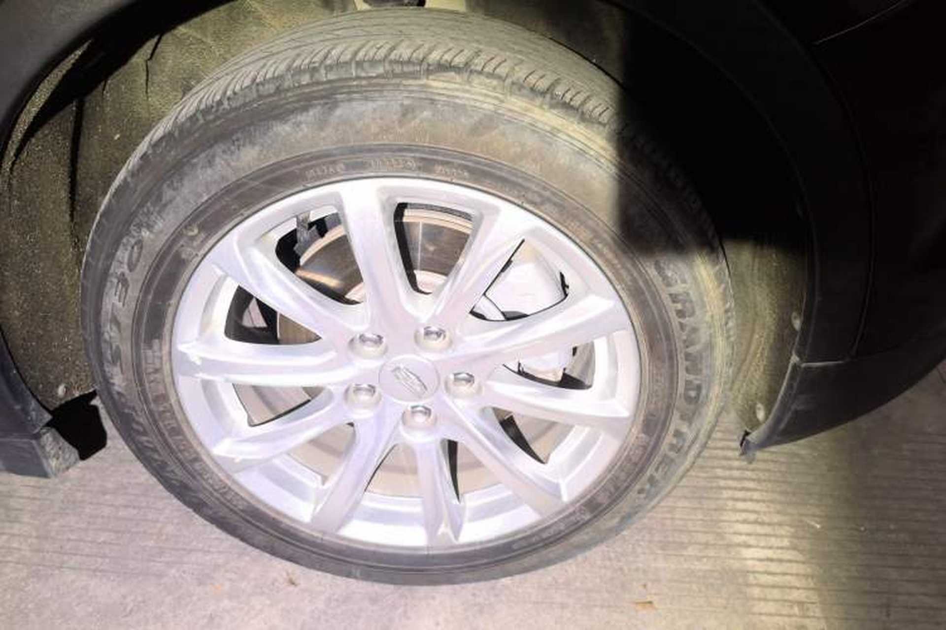 Used Cadillac XT4 2021 28T Two-Wheel Drive Tech Edition Right Front Wheel Hub