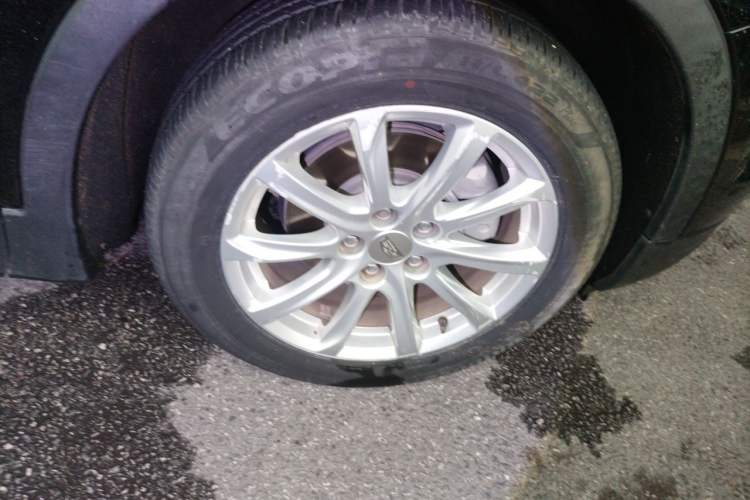 Used Cadillac XT4 2021 28T Two-Wheel Drive Tech Edition Right Front Wheel Hub
