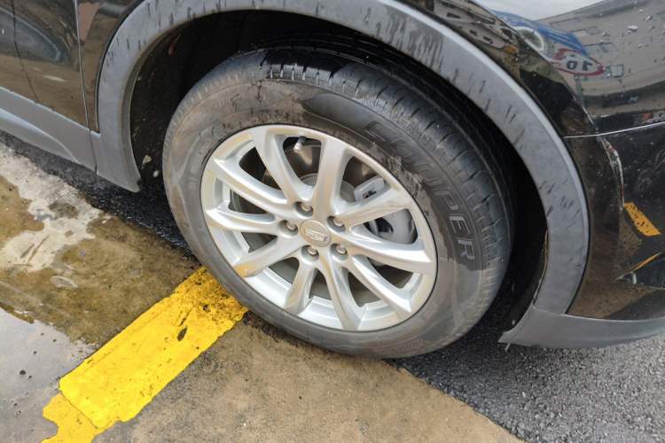 Used Cadillac XT4 2021 28T Two-Wheel Drive Tech Edition Right Front Wheel Hub