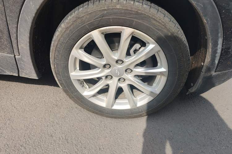 Used Cadillac XT4 2021 28T Two-Wheel Drive Tech Edition Right Front Wheel Hub