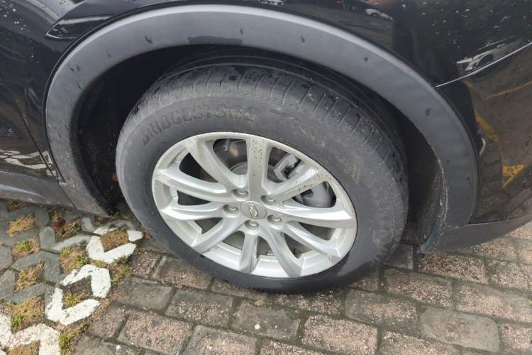 Used Cadillac XT4 2021 28T Two-Wheel Drive Tech Edition Right Front Wheel Hub