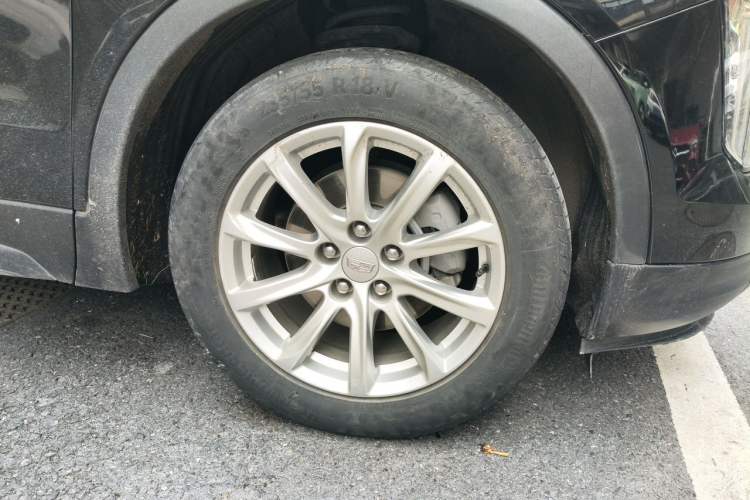Used Cadillac XT4 2021 28T Two-Wheel Drive Tech Edition Right Front Wheel Hub