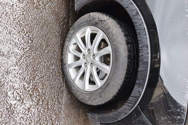 Used Cadillac XT4 2021 28T Two-Wheel Drive Tech Edition Right Front Wheel Hub