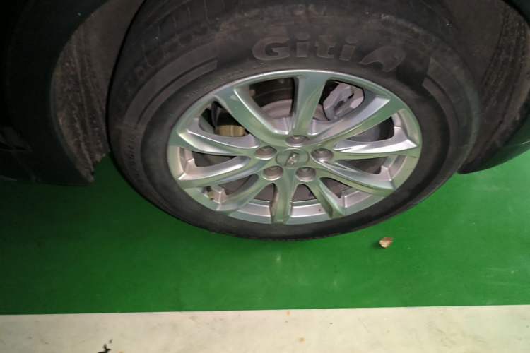 Used Cadillac XT4 2021 28T Two-Wheel Drive Tech Edition Right Front Wheel Hub