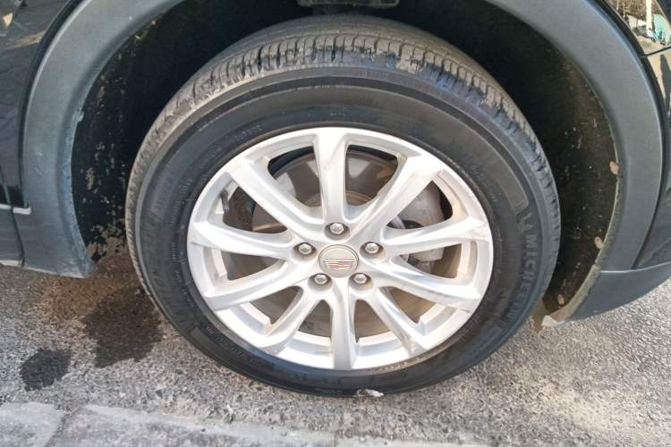 Used Cadillac XT4 2021 28T Two-Wheel Drive Tech Edition Right Front Wheel Hub
