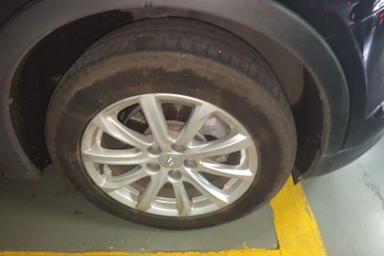 Used Cadillac XT4 2021 28T Two-Wheel Drive Tech Edition Right Front Wheel Hub