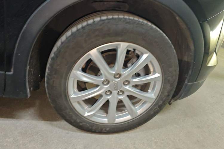 Used Cadillac XT4 2021 28T Two-Wheel Drive Tech Edition Right Front Wheel Hub