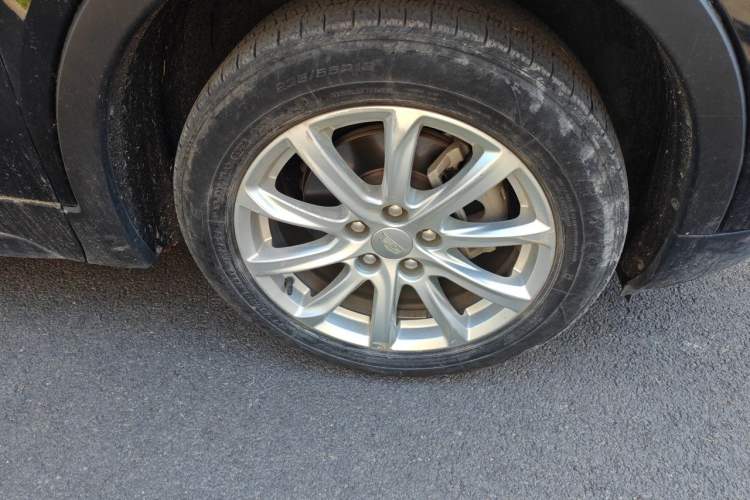 Used Cadillac XT4 2021 28T Two-Wheel Drive Tech Edition Right Front Wheel Hub