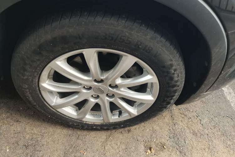 Used Cadillac XT4 2021 28T Two-Wheel Drive Tech Edition Right Front Wheel Hub