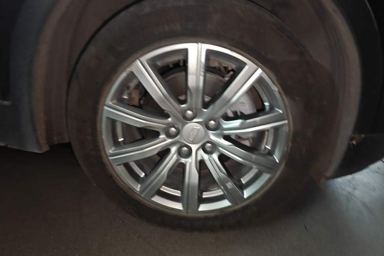 Used Cadillac XT4 2021 28T Two-Wheel Drive Luxury Version Right Front Wheel Hub