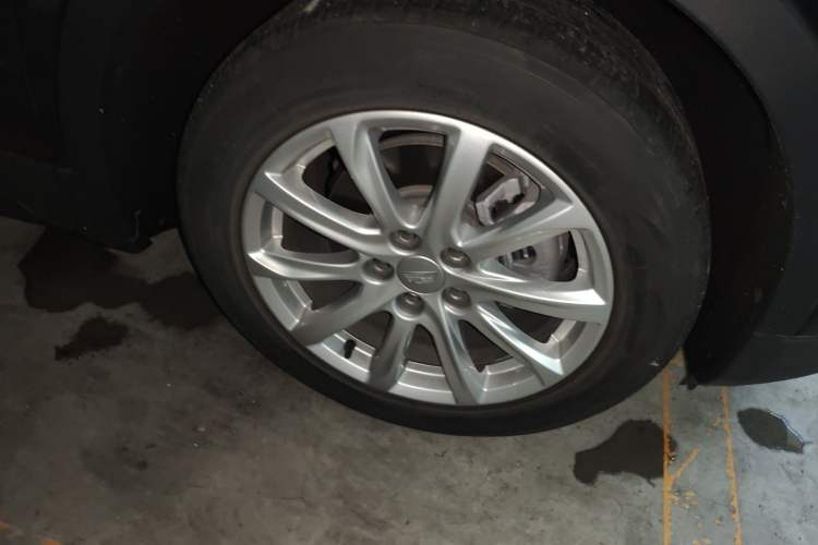 Used Cadillac XT4 2021 28T Two-Wheel Drive Tech Edition Right Front Wheel Hub