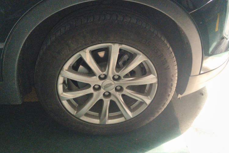 Used Cadillac XT4 2021 28T Two-Wheel Drive Tech Edition Right Front Wheel Hub