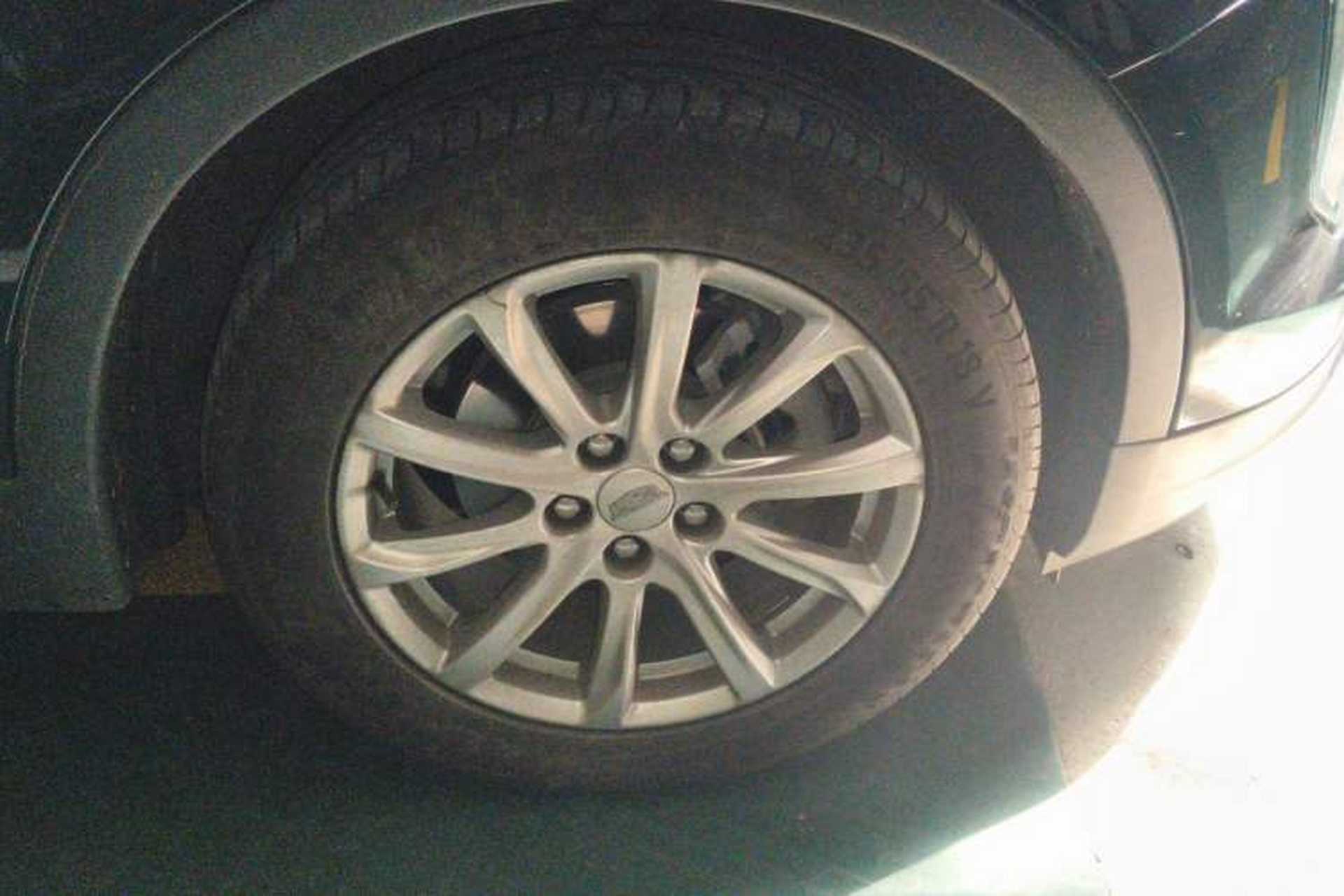 Used Cadillac XT4 2021 28T Two-Wheel Drive Tech Edition Right Front Wheel Hub