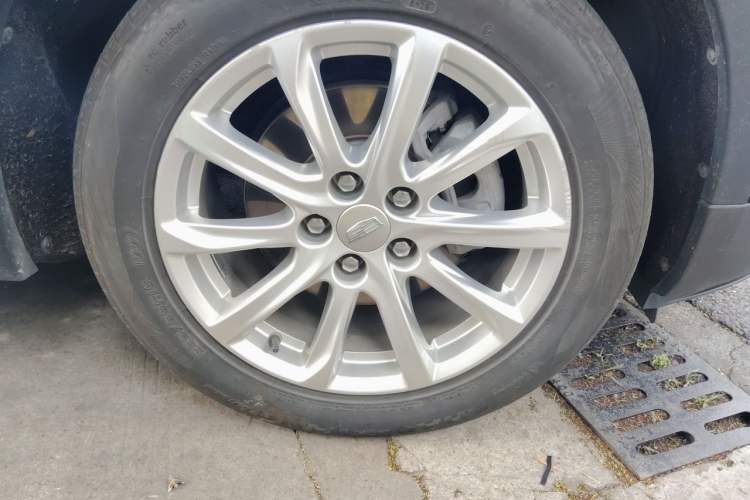 Used Cadillac XT4 2021 28T Two-Wheel Drive Tech Edition Right Front Wheel Hub