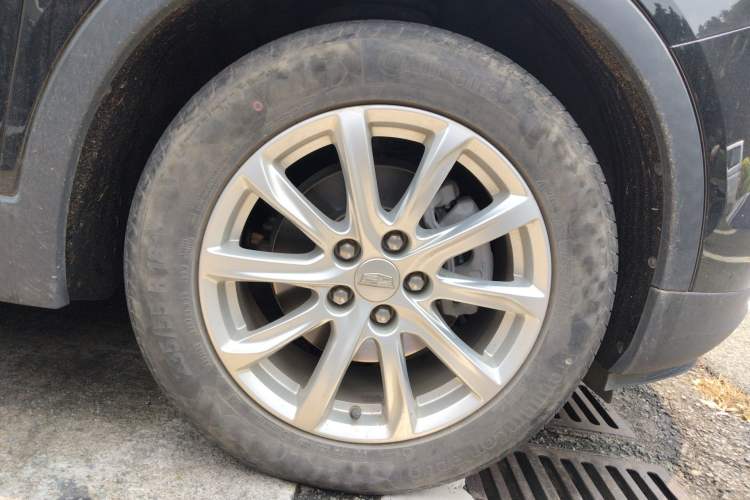 Used Cadillac XT4 2021 28T Two-Wheel Drive Tech Edition Right Front Wheel Hub