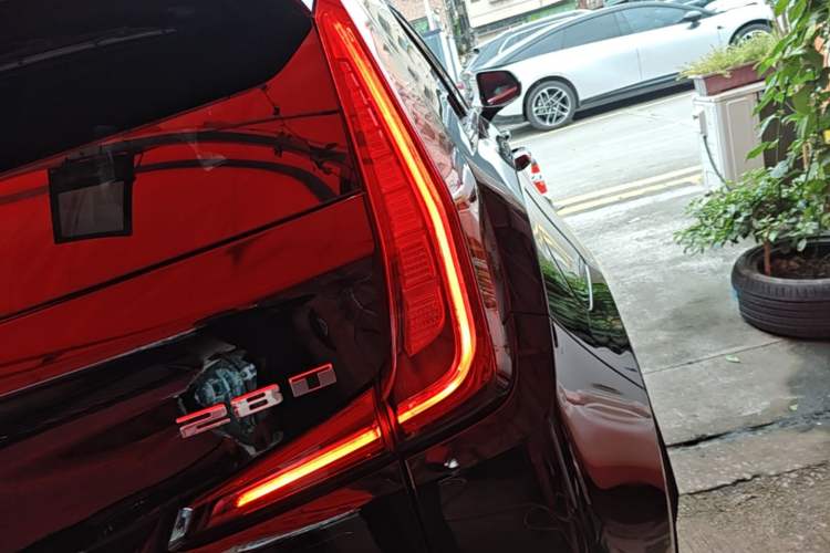 Used Cadillac XT4 2021 28T Two-Wheel Drive Tech Edition Right Rear Taillight