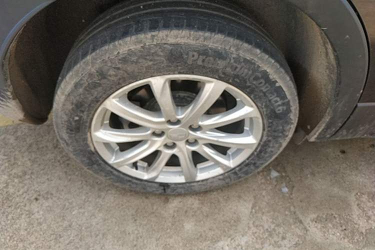 Used Cadillac XT4 2021 28T Two-Wheel Drive Tech Edition Right Rear Wheel Hub