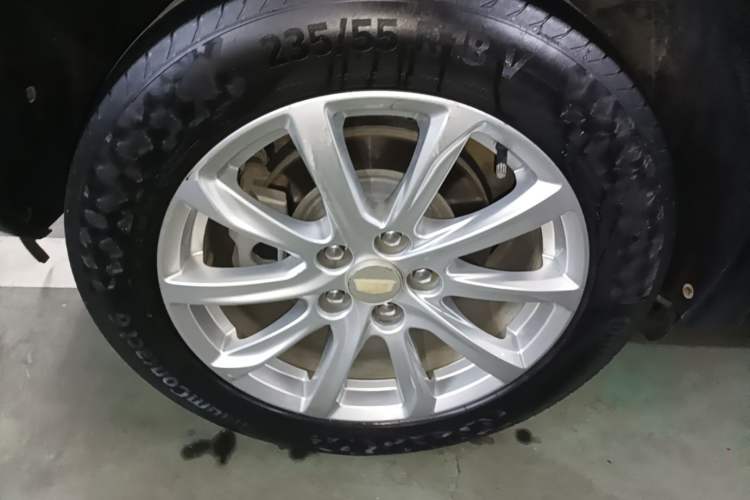 Used Cadillac XT4 2021 28T Two-Wheel Drive Tech Edition Right Rear Wheel Hub