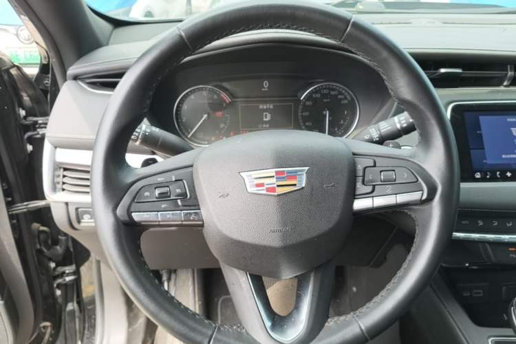 Used Cadillac XT4 2021 28T Two-Wheel Drive Tech Edition Steering Wheel