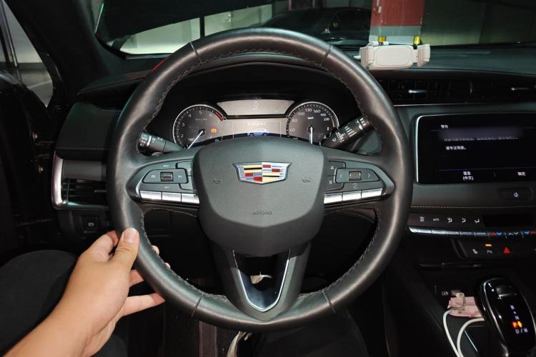 Used Cadillac XT4 2021 28T Two-Wheel Drive Luxury Version Steering Wheel