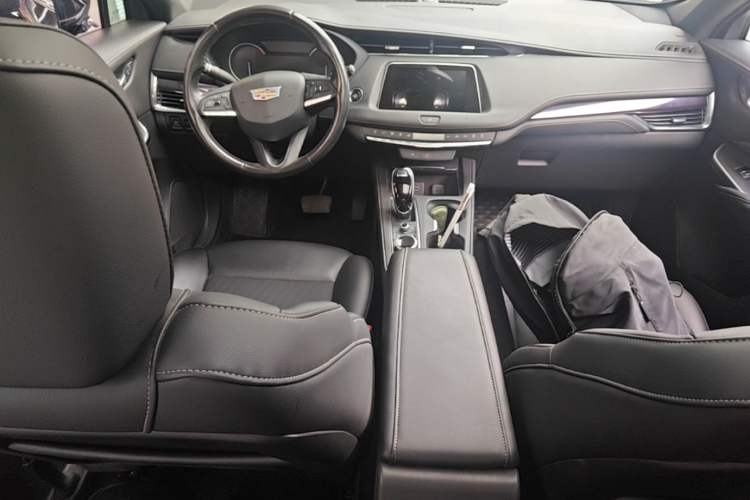 Used Cadillac XT4 2021 28T Two-Wheel Drive Tech Edition Center Console