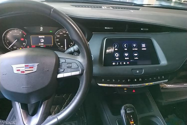 Used Cadillac XT4 2021 28T Two-Wheel Drive Tech Edition Center Console