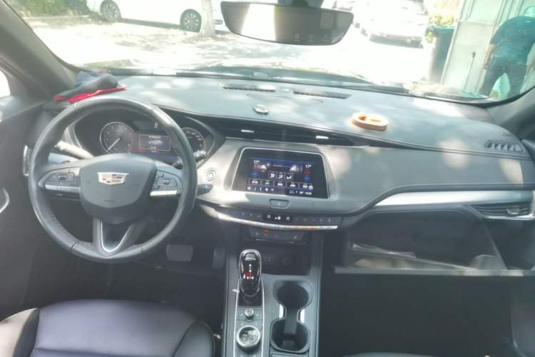 Used Cadillac XT4 2021 28T Two-Wheel Drive Luxury Version Center Console