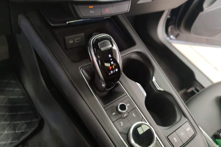Used Cadillac XT4 2021 28T Two-Wheel Drive Tech Edition Gear Lever