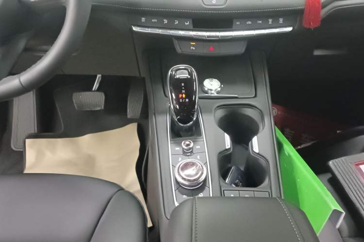 Used Cadillac XT4 2021 28T Two-Wheel Drive Tech Edition Gear Lever