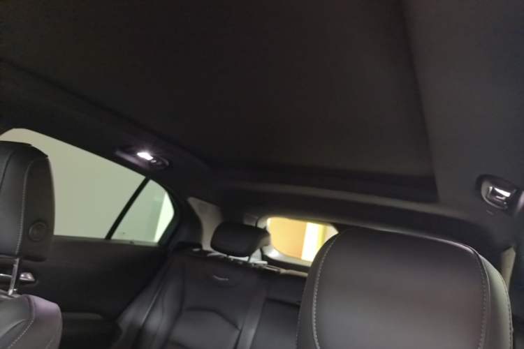 Used Cadillac XT4 2021 28T Two-Wheel Drive Luxury Version Headliner