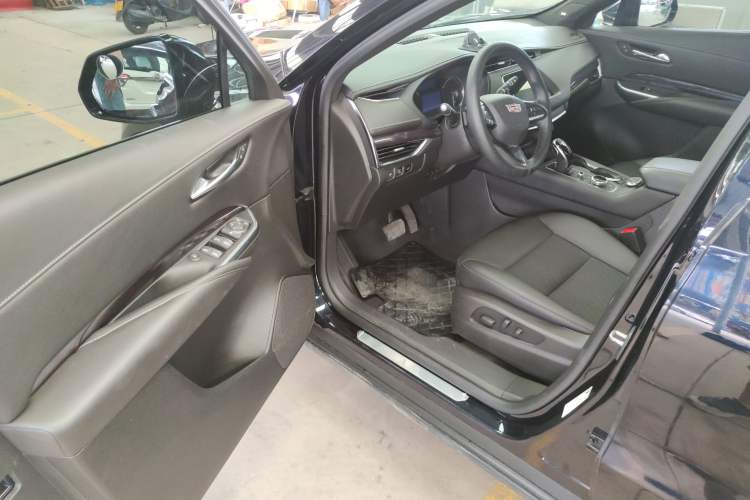 Used Cadillac XT4 2021 28T Two-Wheel Drive Tech Edition Interior 3