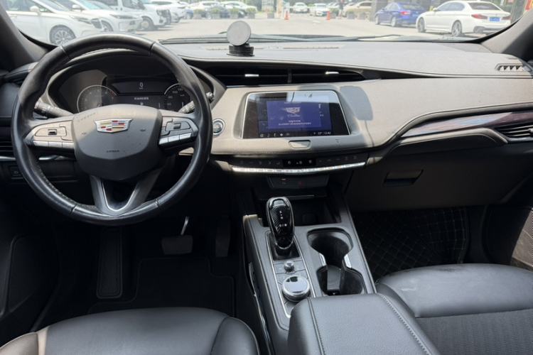 Used Cadillac XT4 2021 28T Two-Wheel Drive Tech Edition Interior 4
