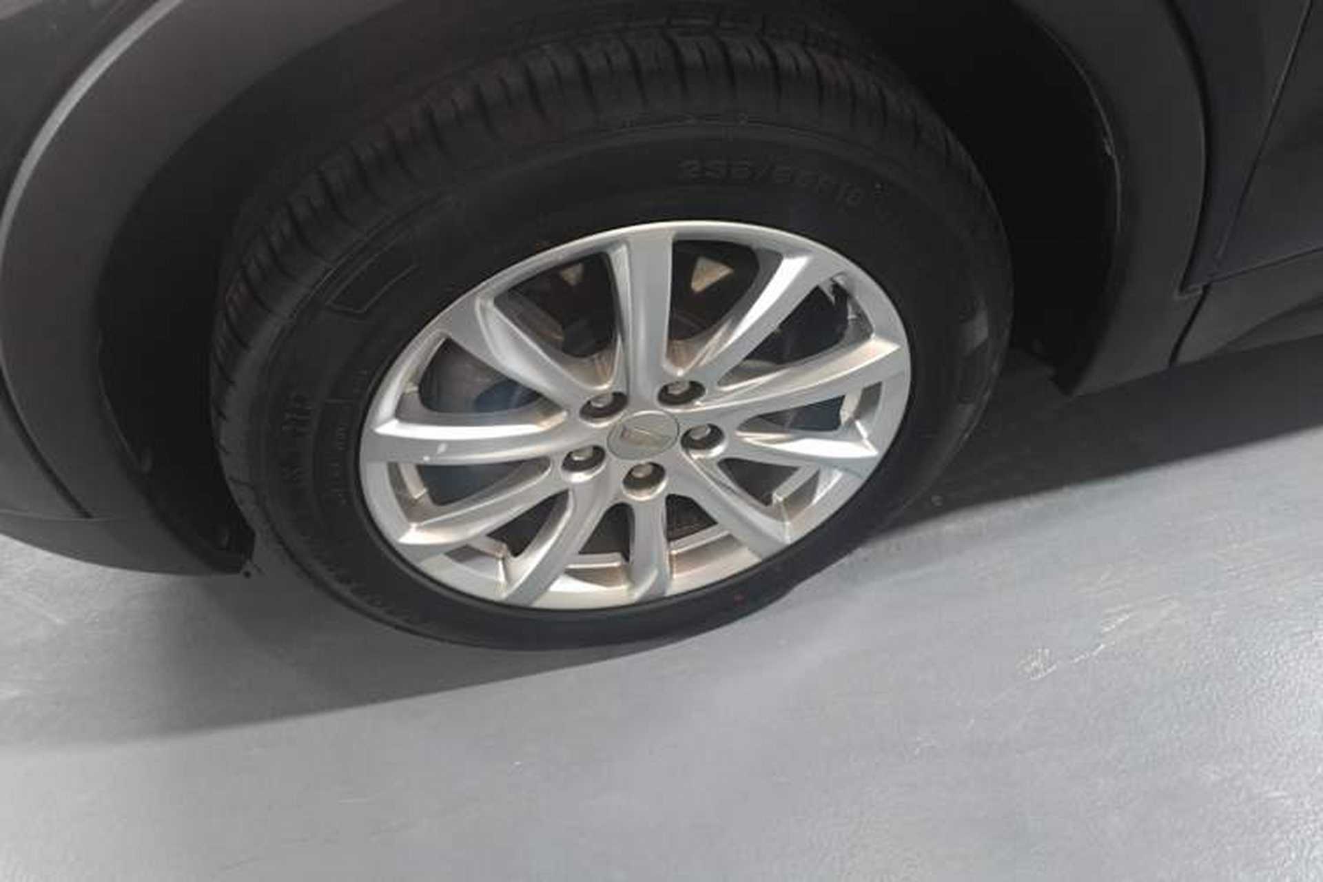 Used Cadillac XT4 2021 28T Two-Wheel Drive Tech Edition Left Front Wheel Hub