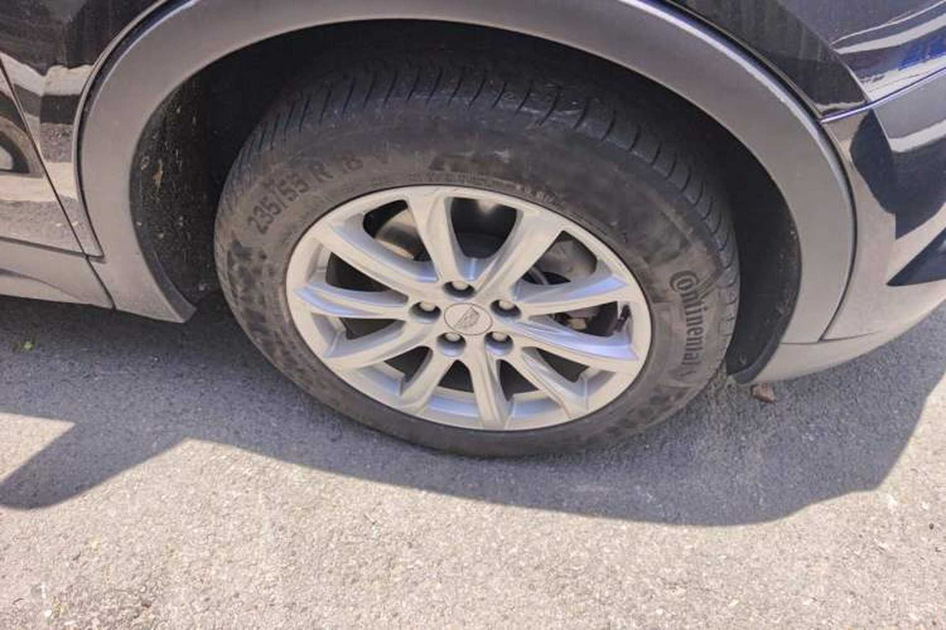 Used Cadillac XT4 2021 28T Two-Wheel Drive Tech Edition Right Front Wheel Hub