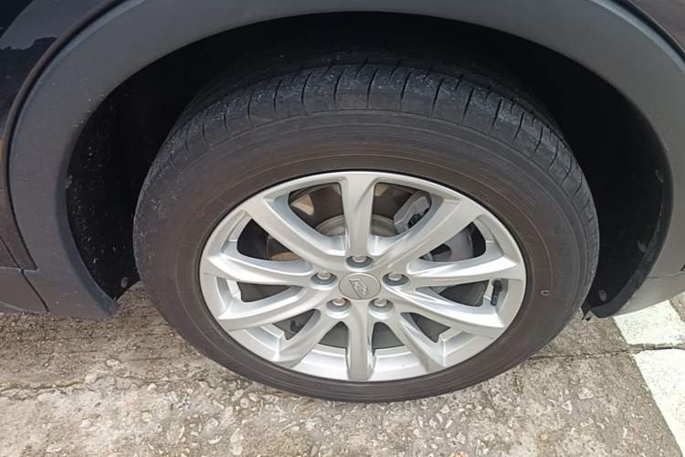 Used Cadillac XT4 2021 28T Two-Wheel Drive Tech Edition Right Front Wheel Hub