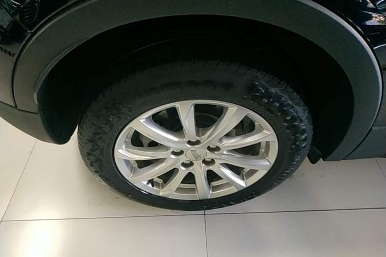 Used Cadillac XT4 2021 28T Two-Wheel Drive Tech Edition Right Rear Wheel Hub
