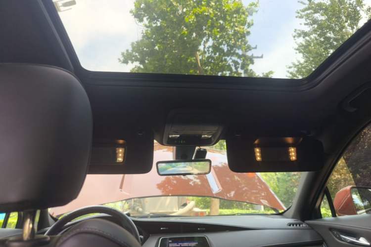 Used Cadillac XT4 2021 28T Two-Wheel Drive Luxury Version Headliner