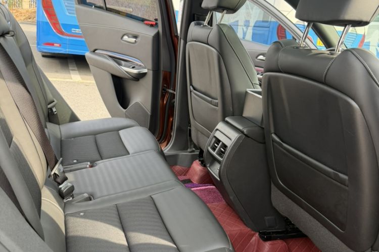 Used Cadillac XT4 2021 28T Two-Wheel Drive Tech Edition Interior 5