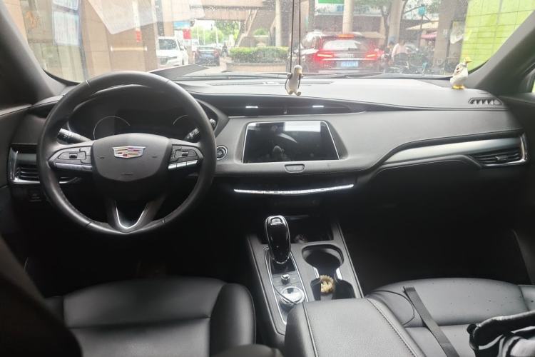 Used Cadillac XT4 2021 28T Two-Wheel Drive Luxury Version Center Console