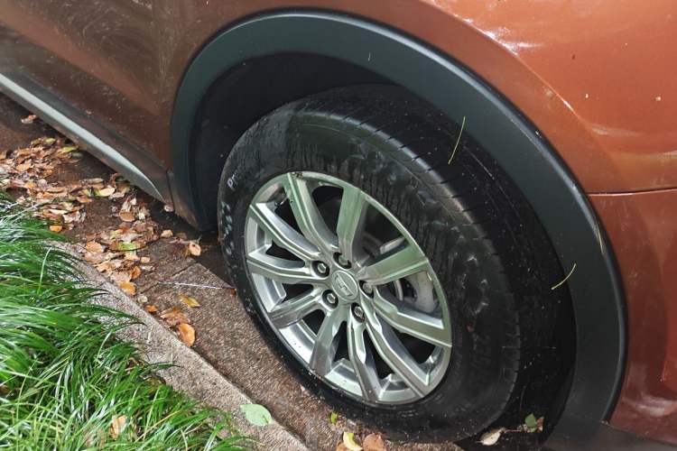 Used Cadillac XT4 2021 28T Two-Wheel Drive Luxury Version Right Front Wheel Hub
