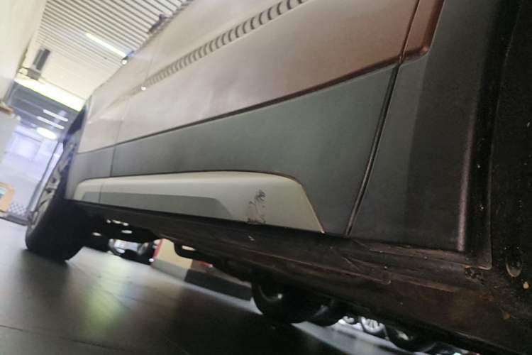 Used Cadillac XT4 2021 28T Two-Wheel Drive Luxury Version Right Side Sill