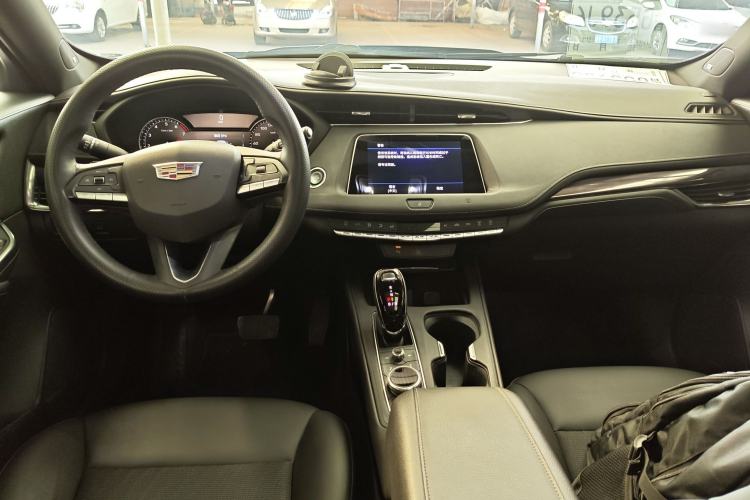 Used Cadillac XT4 2021 28T Two-Wheel Drive Tech Edition Center Console
