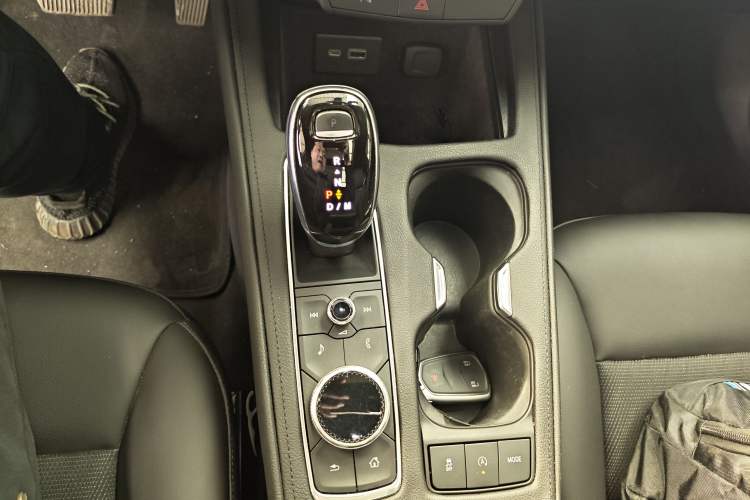 Used Cadillac XT4 2021 28T Two-Wheel Drive Tech Edition Gear Lever