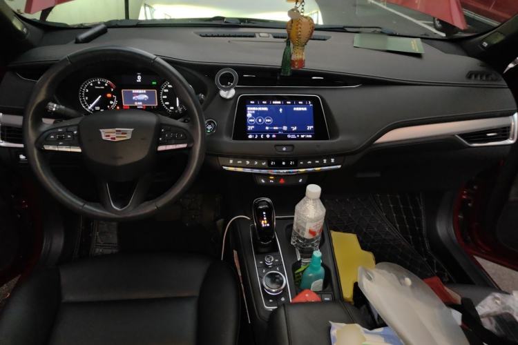 Used Cadillac XT4 2021 28T Two-Wheel Drive Luxury Version Center Console