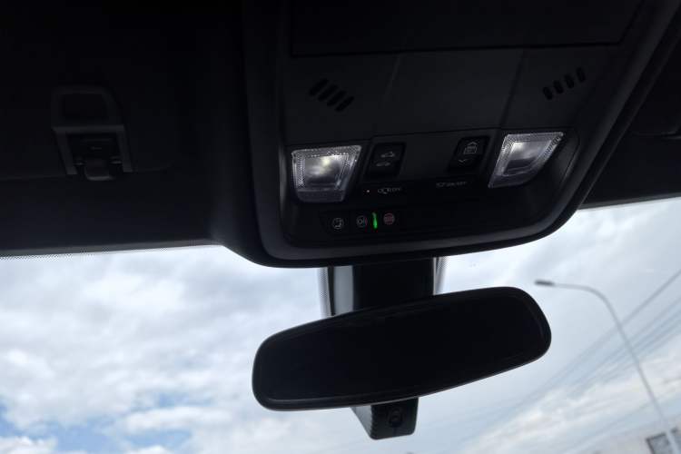Used Cadillac XT4 2021 28T Two-Wheel Drive Leading Version Interior 10