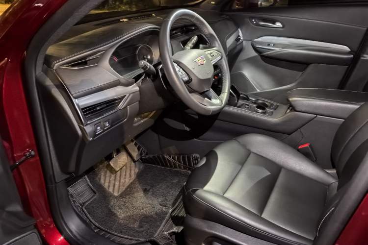Used Cadillac XT4 2021 28T Two-Wheel Drive Leading Version Interior 11