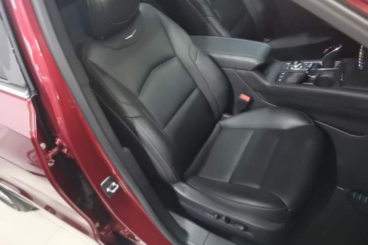 Used Cadillac XT4 2021 28T Two-Wheel Drive Luxury Version Right Front Seat