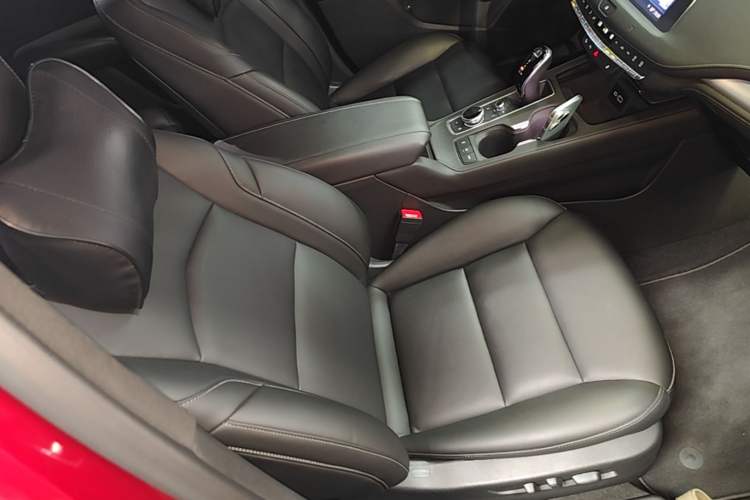 Used Cadillac XT4 2021 28T Two-Wheel Drive Luxury Version Right Front Seat