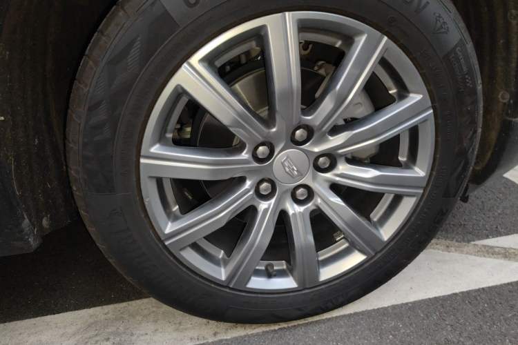 Used Cadillac XT4 2021 28T Two-Wheel Drive Luxury Version Right Front Wheel Hub