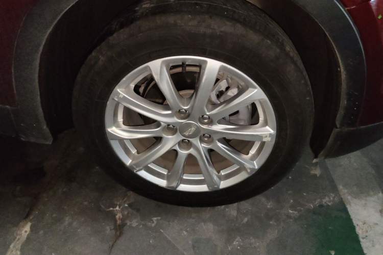 Used Cadillac XT4 2021 28T Two-Wheel Drive Tech Edition Right Front Wheel Hub